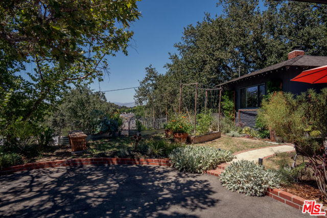 25166 Wheeler Road, Newhall CA: https://media.crmls.org/mediaz/b34fee8a-fd9e-407f-a2b4-ccf705a82ef8.jpg