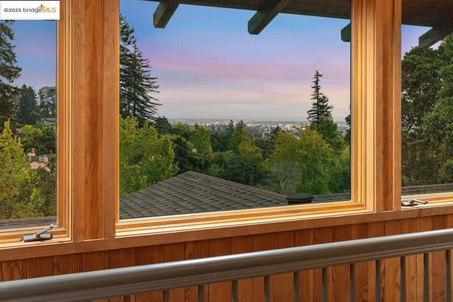 99 Lexford Rd, Piedmont CA: https://media.crmls.org/mediaz/b3505d80-6e6e-405d-bb6a-a9d84b051181.jpg