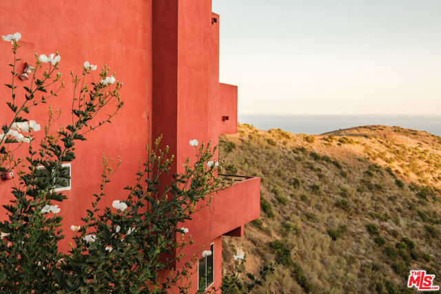 3029 Sequit Drive, Malibu CA: https://media.crmls.org/mediaz/b351f38e-4aba-4997-ab0e-bf6ee1330779.jpg