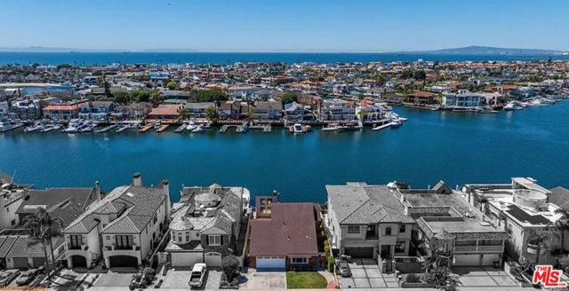 16661 Carousel Lane, Huntington Beach CA: https://media.crmls.org/mediaz/b3524210-b8e7-4b16-9c4b-ed9463433fa0.jpg