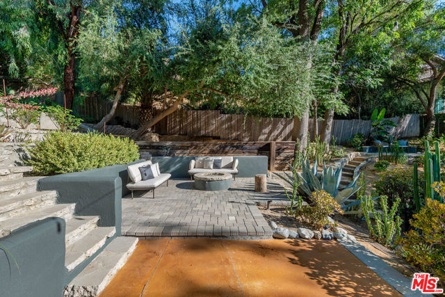 4944 Hood Drive, Woodland Hills CA: https://media.crmls.org/mediaz/b352c32b-ce79-461d-8e8c-3d2ad9b6f9b7.jpg