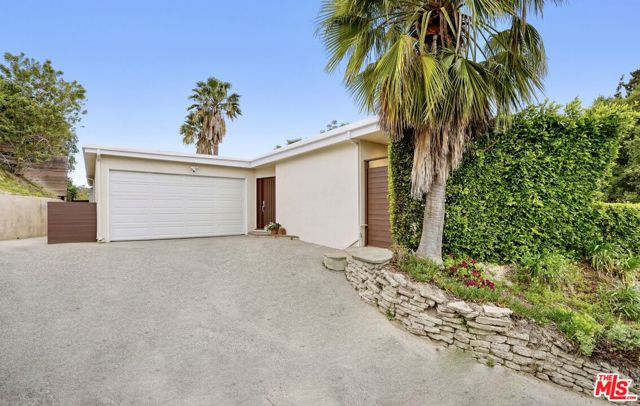 15224 Encanto Drive, Sherman Oaks CA: https://media.crmls.org/mediaz/b353e43f-09a7-46b5-b2d5-0a025f7941d5.jpg