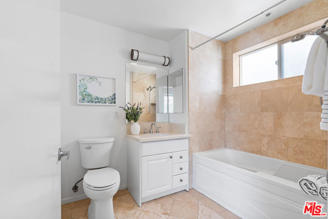 906 S Serrano Avenue, Los Angeles CA: https://media.crmls.org/mediaz/b3543b9d-d995-4448-88b3-447412e5bd4e.jpg