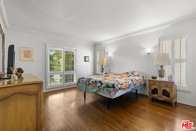 252 S Maple, Beverly Hills CA: https://media.crmls.org/mediaz/b3544c23-c32e-45d9-9d60-96e16b9a01f8.jpg