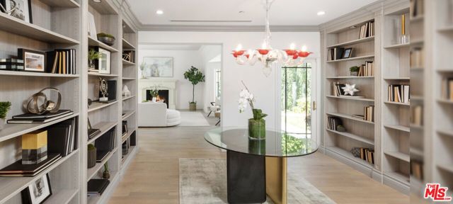 504 FOOTHILL Road, Beverly Hills CA: https://media.crmls.org/mediaz/b35476d7-4f36-42dd-8fe7-9eeaf5ac778f.jpg