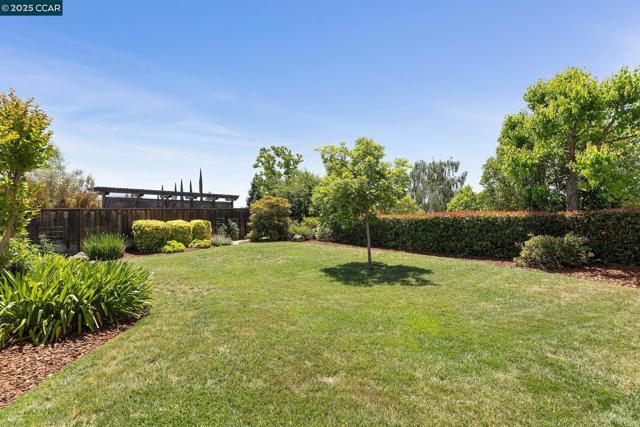 21 Mercury Ct, Pleasant Hill CA: https://media.crmls.org/mediaz/b3547e02-974f-4f58-a93c-12421a9308b3.jpg