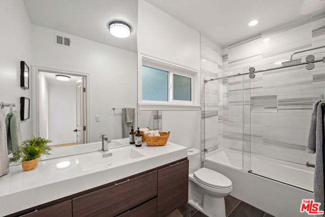 4148 Sunswept Drive, Studio City CA: https://media.crmls.org/mediaz/b354ebd7-5367-4259-83c5-63003a5e1315.jpg
