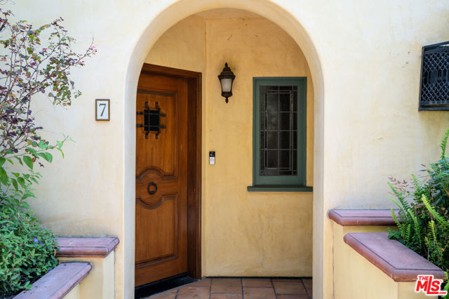 1331 N Sycamore Avenue, Los Angeles CA: https://media.crmls.org/mediaz/b3560261-137b-48de-8f3c-492e2d498560.jpg