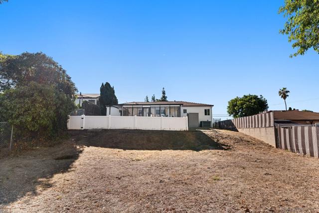 5520 Albemarle St, San Diego CA: https://media.crmls.org/mediaz/b359a265-f5ec-4aa5-9b09-e4039514be01.jpg