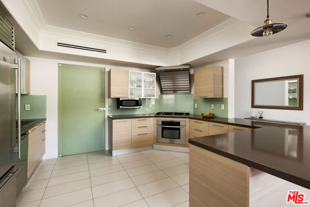 8121 Norton Avenue, West Hollywood CA: https://media.crmls.org/mediaz/b359a9b2-baa8-4599-999d-0301c36a5ce5.jpg