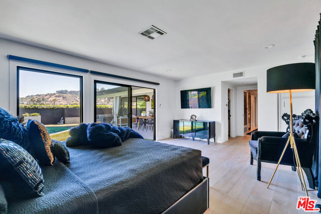 3001 Dona Nenita Place, Studio City CA: https://media.crmls.org/mediaz/b35a00e4-be3c-45d8-a628-f9ee14d660e8.jpg