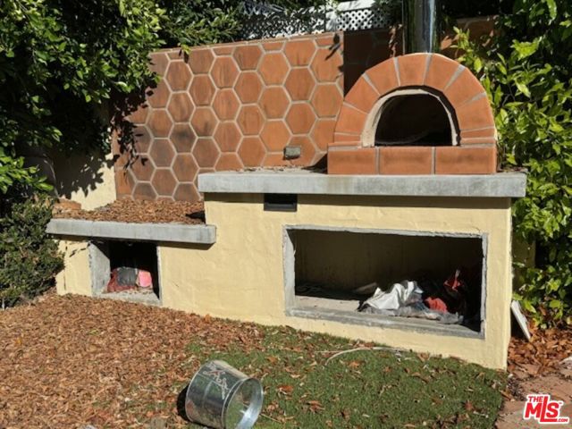 BACK YARD BUILT-IN BBQ