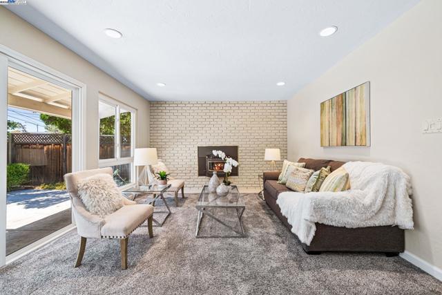2082 Boxwood Way, Fremont CA: https://media.crmls.org/mediaz/b35c49f7-18ee-4590-8423-a313b6a1a0ee.jpg