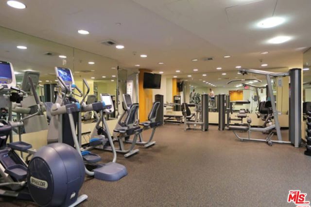 13600 Marina Pointe Drive, Marina del Rey CA: https://media.crmls.org/mediaz/b35c5e6f-ffd4-4983-8916-e54a534f7083.jpg