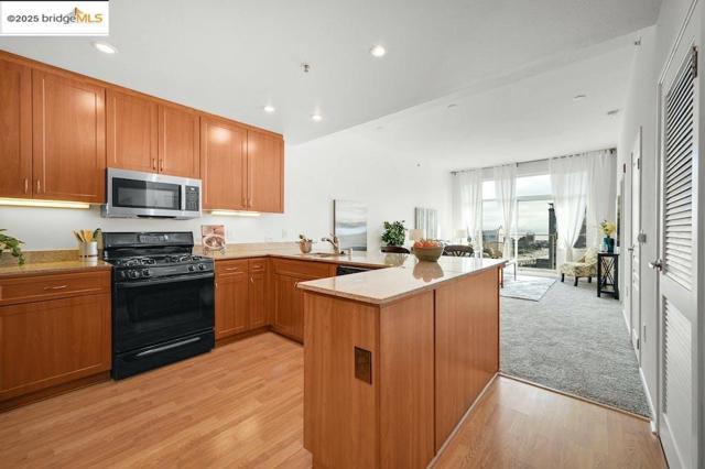 5855 Horton St, Emeryville CA: https://media.crmls.org/mediaz/b35d4a67-250f-4cf1-8648-690384853e76.jpg