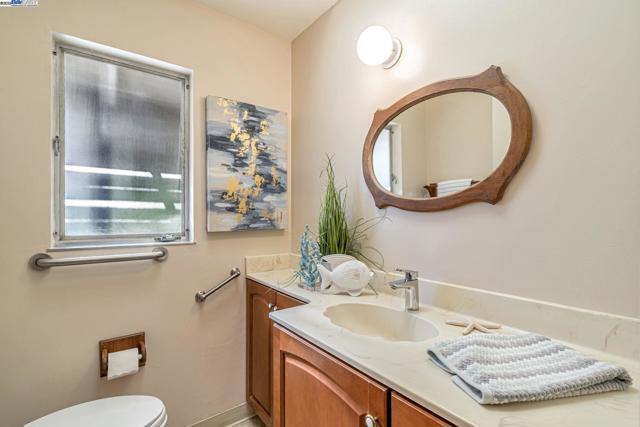 801 E Angela St, Pleasanton CA: https://media.crmls.org/mediaz/b35d7659-d1b8-4550-916e-f20c6c4b1612.jpg
