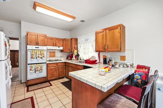835 Apgar St, Oakland CA: https://media.crmls.org/mediaz/b35d98f7-42c9-487a-9b09-138e770c2c9a.jpg