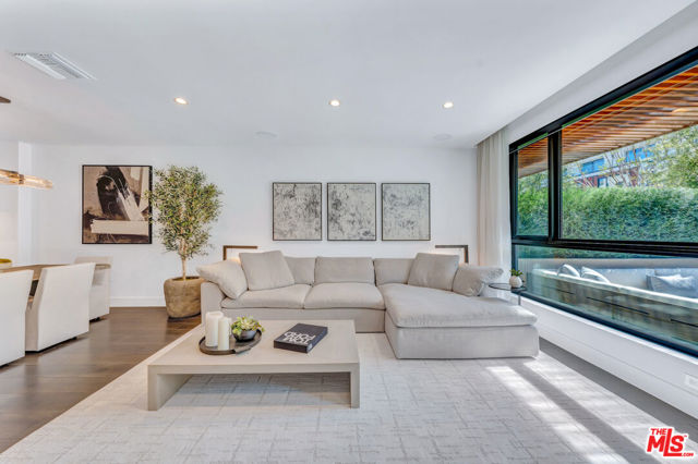 724 N Croft Avenue, Los Angeles CA: https://media.crmls.org/mediaz/b35da1bb-81af-467e-aac4-65eb0a042d25.jpg