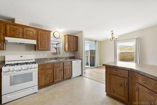 38795 Harris Truck Trail, Fallbrook CA: https://media.crmls.org/mediaz/b35e11d6-b93b-497d-b0d4-ca188525847e.jpg