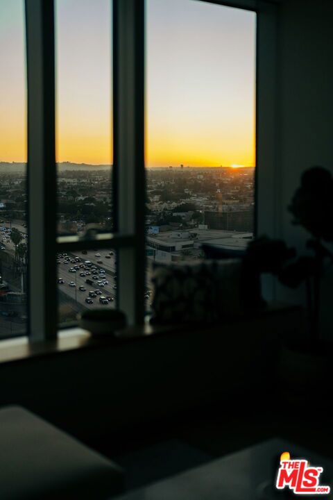 889 Francisco Street, Los Angeles CA: https://media.crmls.org/mediaz/b35e3401-c71a-40b5-b6c9-9ebebd1d93a5.jpg