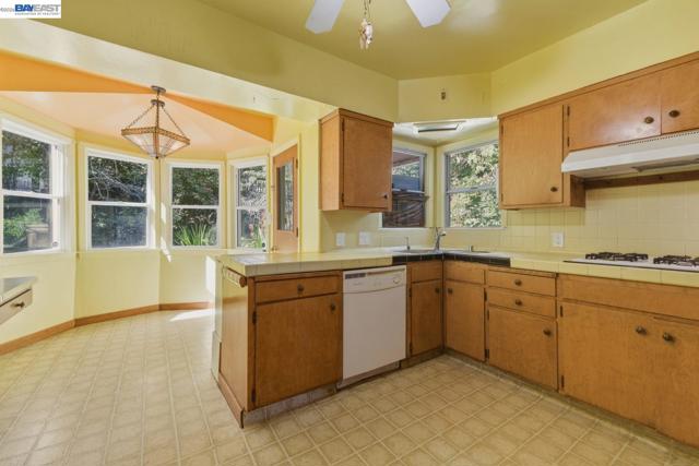 3890 Serrano St, Martinez CA: https://media.crmls.org/mediaz/b35e80ed-5a98-4d73-ab73-b63364f827b1.jpg