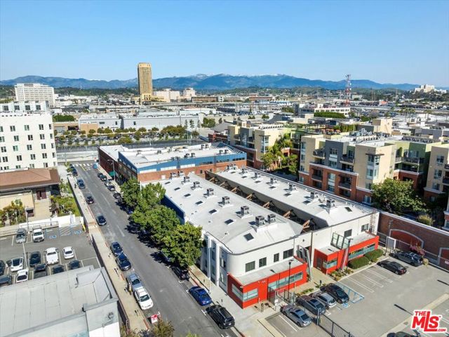120 S Hewitt Street, Los Angeles CA: https://media.crmls.org/mediaz/b35eeaa8-a768-4ef9-8ca1-7f17503f0b2e.jpg