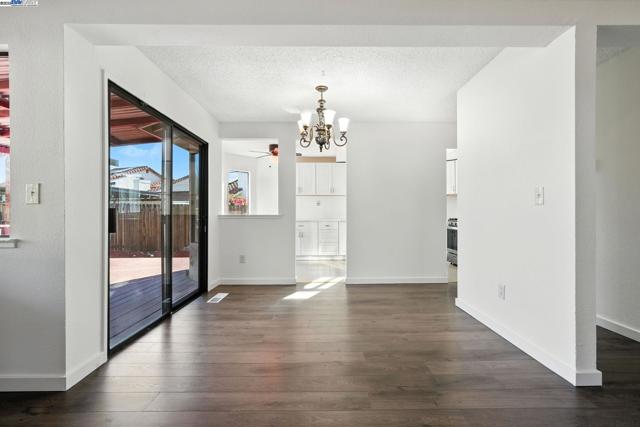 2524 Brazil Ct, Antioch CA: https://media.crmls.org/mediaz/b35ef7a5-0bd8-4915-8ed7-b8d2fe08a7d4.jpg