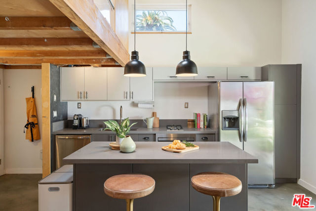 2311 Glencoe Avenue, Venice CA: https://media.crmls.org/mediaz/b35f4536-b0ea-4505-ada9-33f4a32fce63.jpg