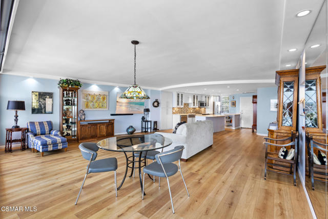 4335 Marina City, Marina del Rey CA: https://media.crmls.org/mediaz/b35f5e79-ef45-4615-b848-3d56db5b2178.jpg