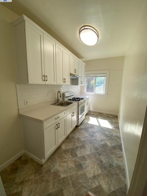 2004 Park Blvd, Oakland CA: https://media.crmls.org/mediaz/b35f82d8-a96f-4da8-8418-58bad89bf5a7.jpg