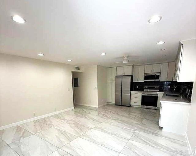 Detail Gallery Image 2 of 43 For 4566 Cove Dr #D,  Carlsbad,  CA 92008 - 2 Beds | 2 Baths