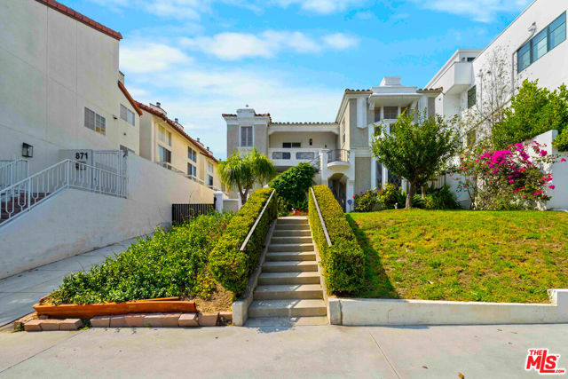 865 S Lucerne Boulevard, Los Angeles CA: https://media.crmls.org/mediaz/b35fcb91-b597-43df-a4b1-a43d0223ecf2.jpg