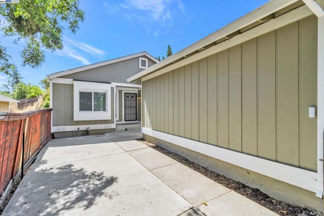 1290 Canterbury, Hercules CA: https://media.crmls.org/mediaz/b36050a8-fd4f-4883-8ec4-ff1bcc6763b0.jpg