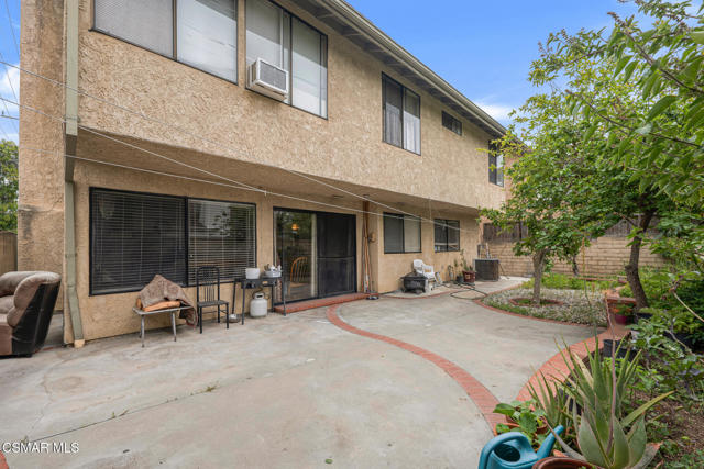 7565 Melvin Avenue, Reseda CA: https://media.crmls.org/mediaz/b360abef-31b5-4ad9-9fd3-37f680b84190.jpg