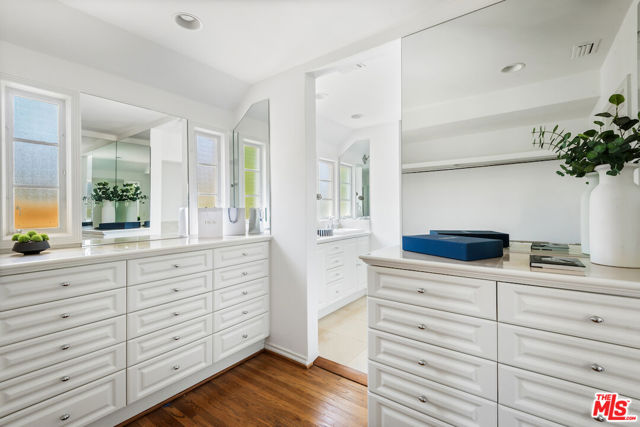 5700 Spring Oak Drive, Los Angeles CA: https://media.crmls.org/mediaz/b361005f-3391-47c6-bb2e-e0194e431db6.jpg