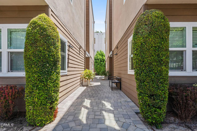 5664 Hazeltine Avenue, Sherman Oaks CA: https://media.crmls.org/mediaz/b3615664-c443-4d8f-a51d-25815ca01b2b.jpg