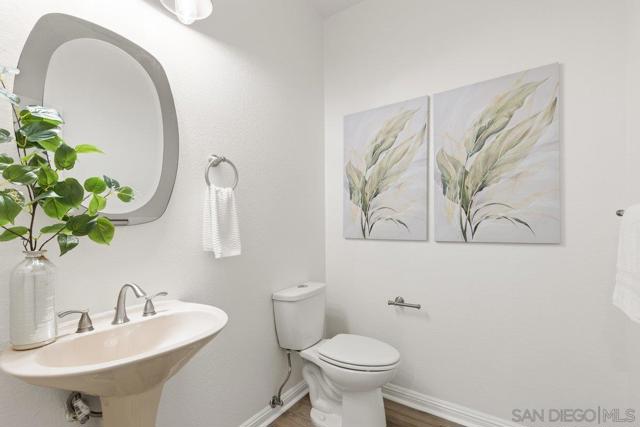 2084 Roberts Pl, Escondido CA: https://media.crmls.org/mediaz/b361939a-8cce-405e-874a-59db416ff553.jpg