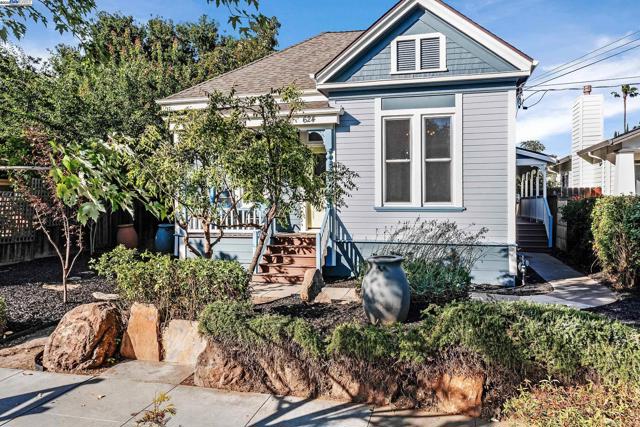 624 N 17Th St, San Jose CA: https://media.crmls.org/mediaz/b361ec4c-ca2c-4450-a4e8-8452749876cb.jpg