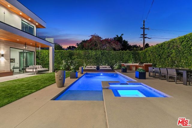 4049 Coldwater Canyon Avenue, Studio City CA: https://media.crmls.org/mediaz/b362e821-5499-425e-aaf2-3688c054ca48.jpg