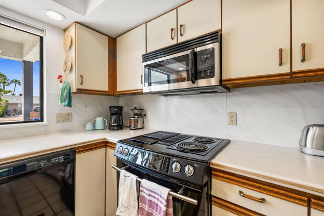 42905 Texas Avenue, Palm Desert CA: https://media.crmls.org/mediaz/b36336cd-11b2-46c3-bc5f-8280826b3745.jpg