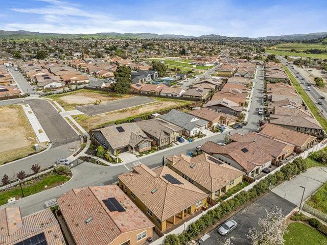 2008 White Oak Drive, Hollister CA: https://media.crmls.org/mediaz/b363803d-34f5-4a8e-a055-f2f462c612ca.jpg
