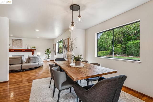 13185 Clairepointe Way, Oakland CA: https://media.crmls.org/mediaz/b364cab1-f253-4c19-b42b-8d28a63ae6b9.jpg