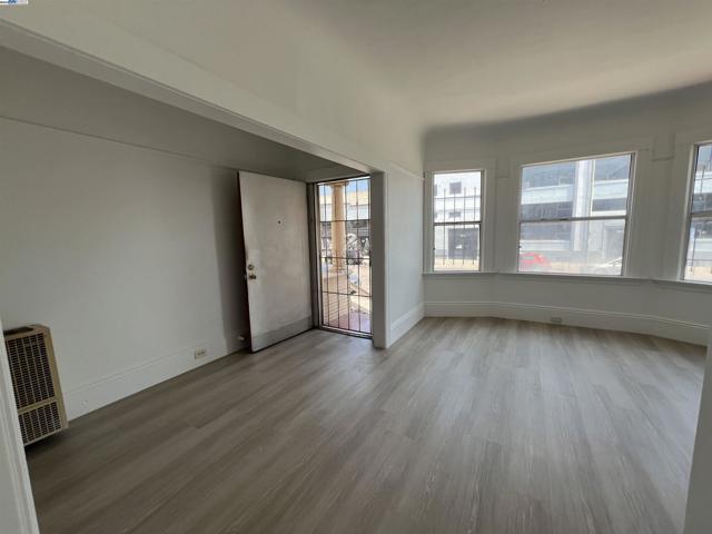 905 Alice St, Oakland CA: https://media.crmls.org/mediaz/b3650bcc-2773-4d01-b466-1a4b8ea99b0d.jpg