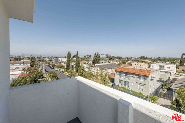 2103 S Burnside Avenue, Los Angeles CA: https://media.crmls.org/mediaz/b36541a8-0994-4775-a8ad-711c830cb407.jpg