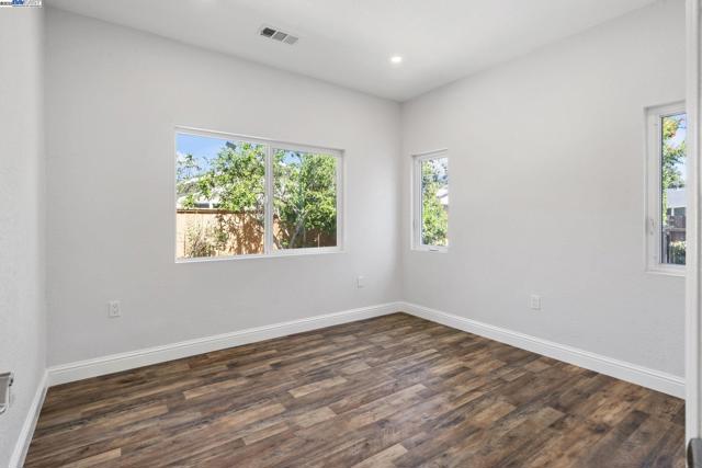 4189 Ogden Dr, Fremont CA: https://media.crmls.org/mediaz/b3657b5d-4adb-4e92-9b24-5359dc16bbc5.jpg