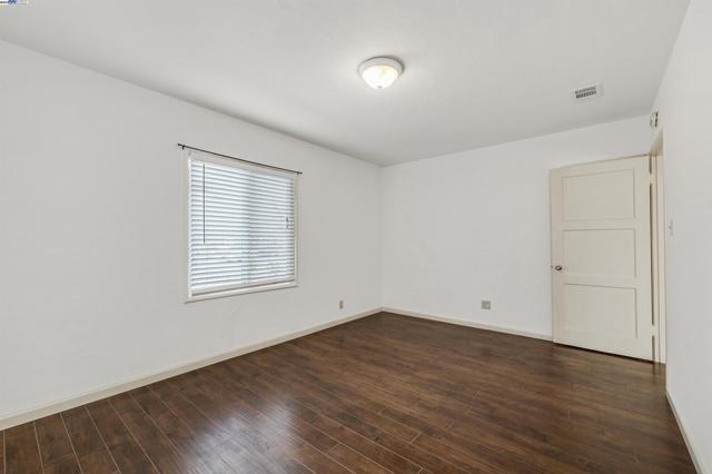 1250 147th Ave, San Leandro CA: https://media.crmls.org/mediaz/b3668f96-5f7e-4977-874d-254de7441d44.jpg
