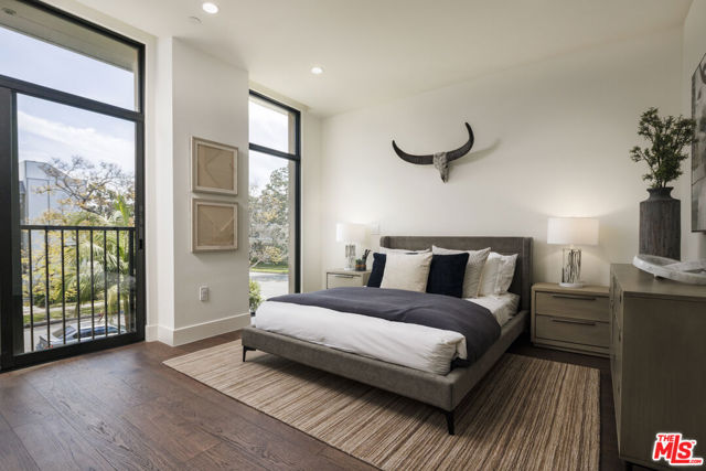 425 N Palm Drive, Beverly Hills CA: https://media.crmls.org/mediaz/b3674e86-4dc1-461e-9f13-feeb6ab88814.jpg