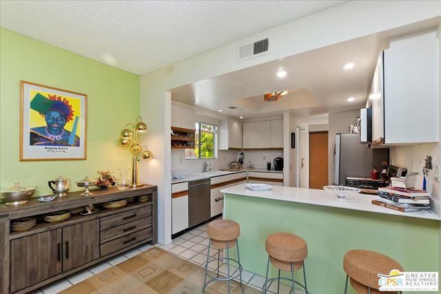 1326 N Tiffany Circle, Palm Springs CA: https://media.crmls.org/mediaz/b36879a8-b106-46b4-9d99-88e106be0343.jpg