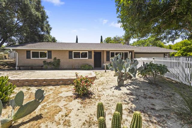 1471 Rock Springs, Escondido CA: https://media.crmls.org/mediaz/b36906e2-0534-4291-8b78-5b57954af417.jpg