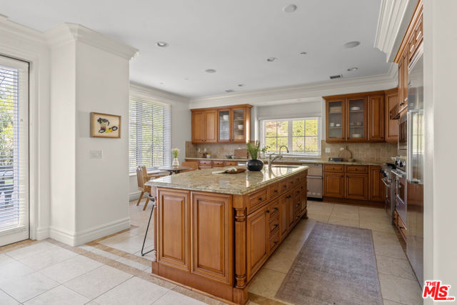 3697 Benedict Canyon Lane, Sherman Oaks CA: https://media.crmls.org/mediaz/b36a6683-8bc0-4f2f-8e83-12e3fb7c19fb.jpg
